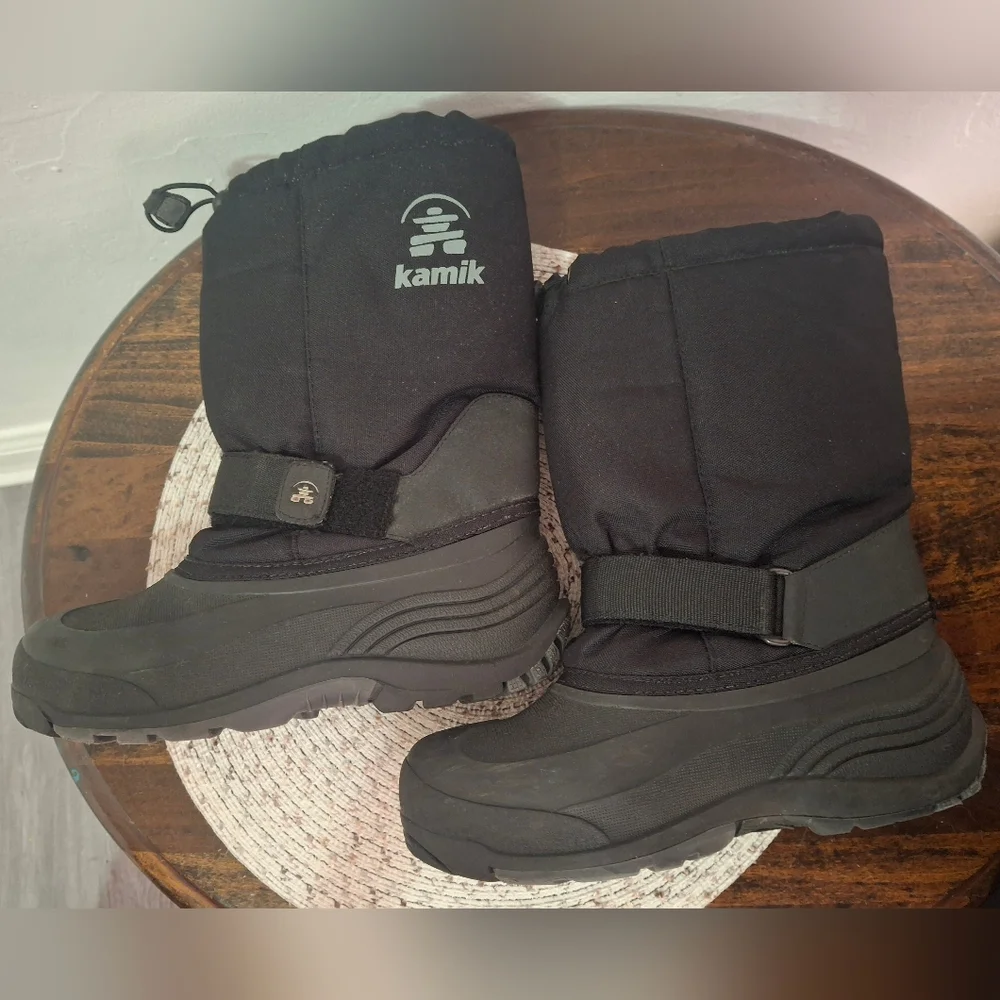 Kid's Kamik Black Insulated Snow Boots Size 6.